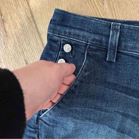 7 For All Mankind Monroe Shorts with Exposed Buttons Medium Wash Denim Sz 27 GUC - Picture 3 of 7